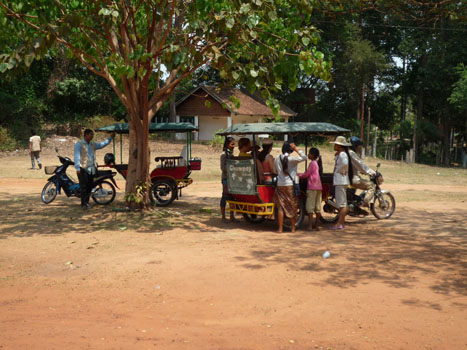 le tuk-tuk arrive, les vendeurs sont là