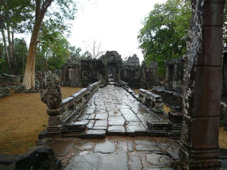 Imposant monastère bouddhique
