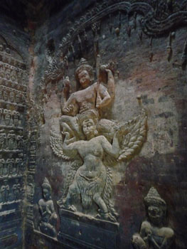 bas-reliefs ciselés dans la brique