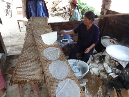 préparation galette de riz, ou crêperie vietnamienne