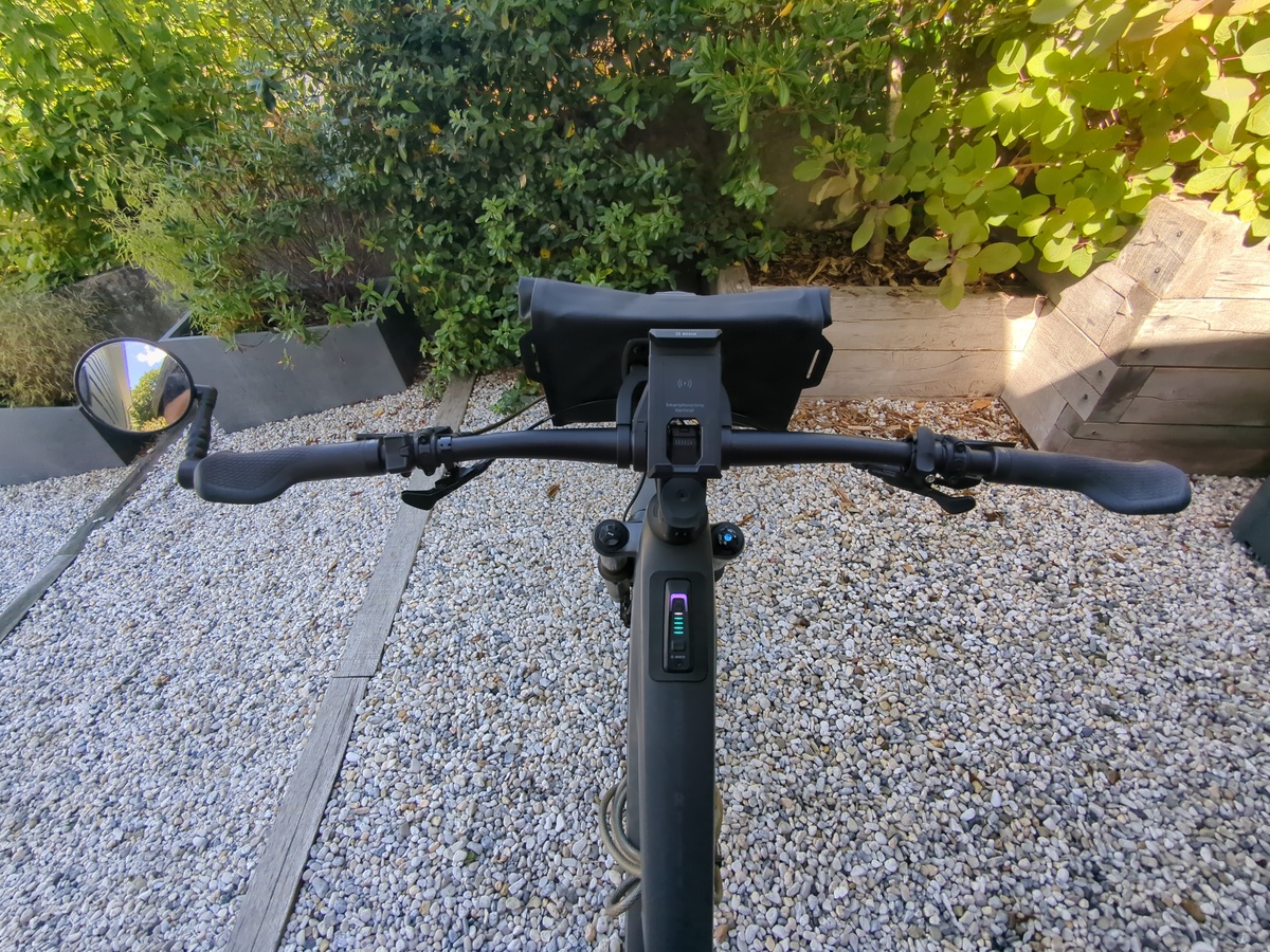la largeur du guidon : 78 cm, plus le rétro !